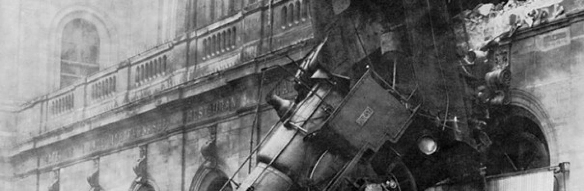 Trein ontspoort in Montparnasse en rijdt door de muren van het stationsgebouw 
