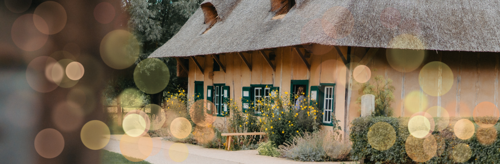 Bokrijk huis met rieten dak en schittering in kerstsfeer