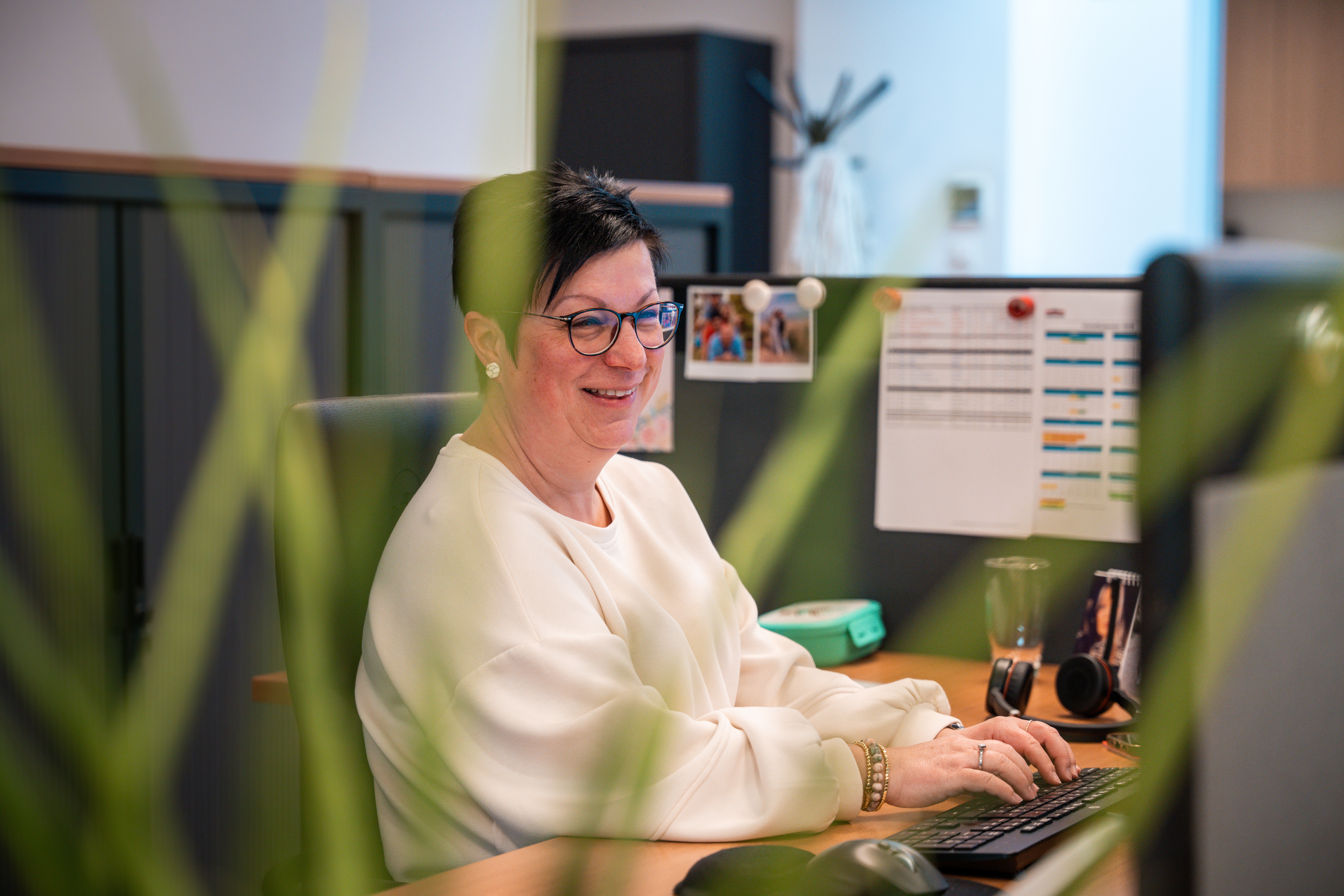 vrouw achter computer