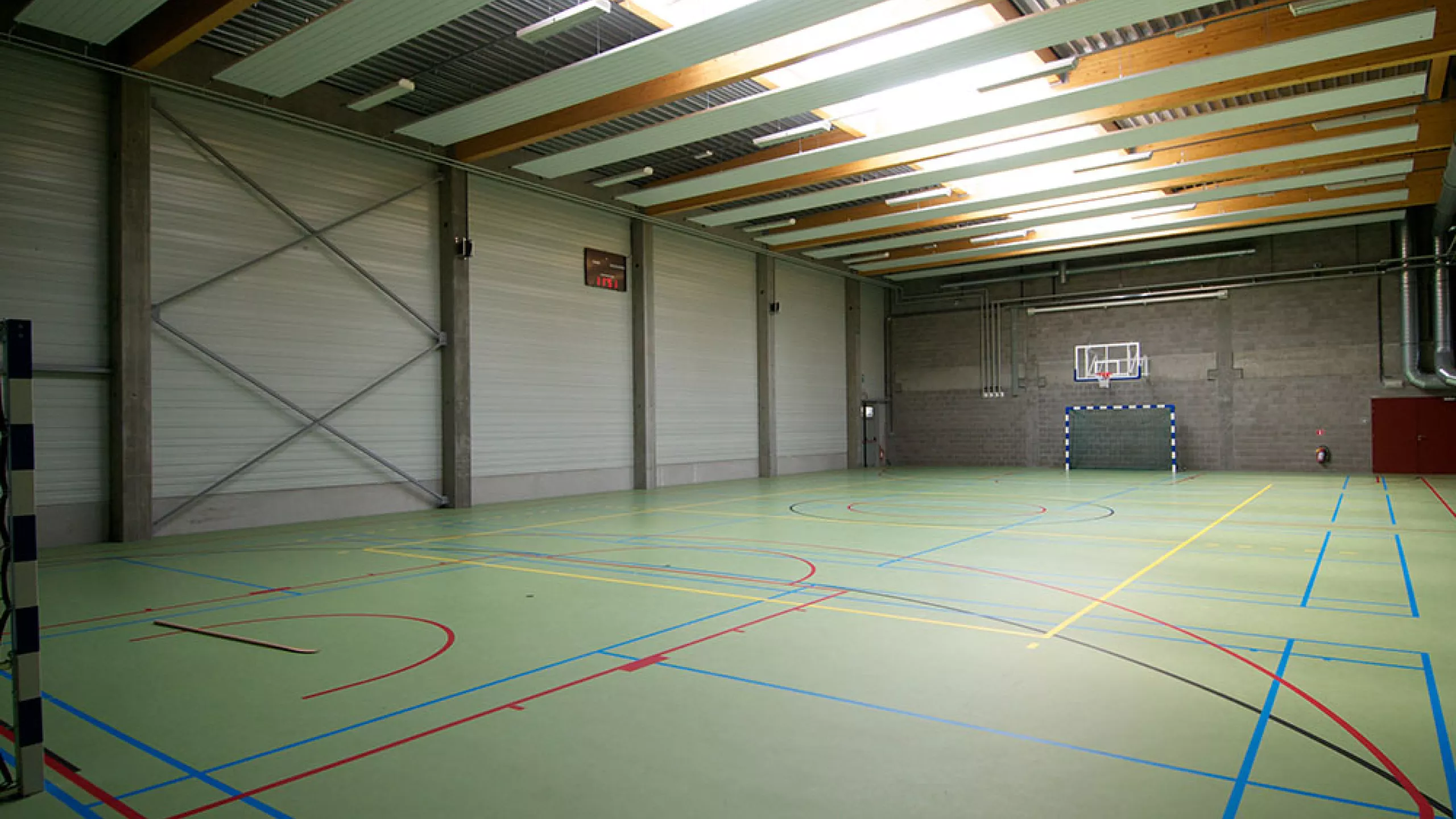 DCA Sportcomplex. Tijdens de opbouw is er gebruik gemaakt van een combinatie van materialen.