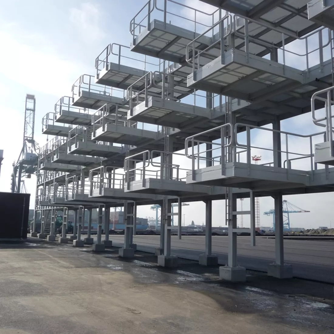 Staalstructuur Reefer Zeebrugge. De staalstructuur bestaat uit drie verdiepingen. Elke verdieping heeft vakken om containers in op te slagen.