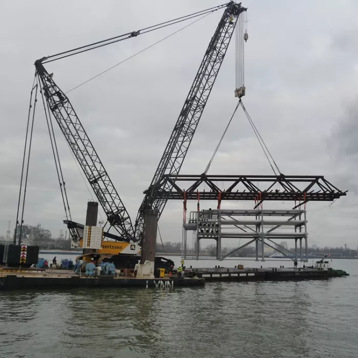 Plaatsing Sea Tank. Plaatsing staalstructuur boven de Schelde. De plaatsing gebeurd met een kraan.