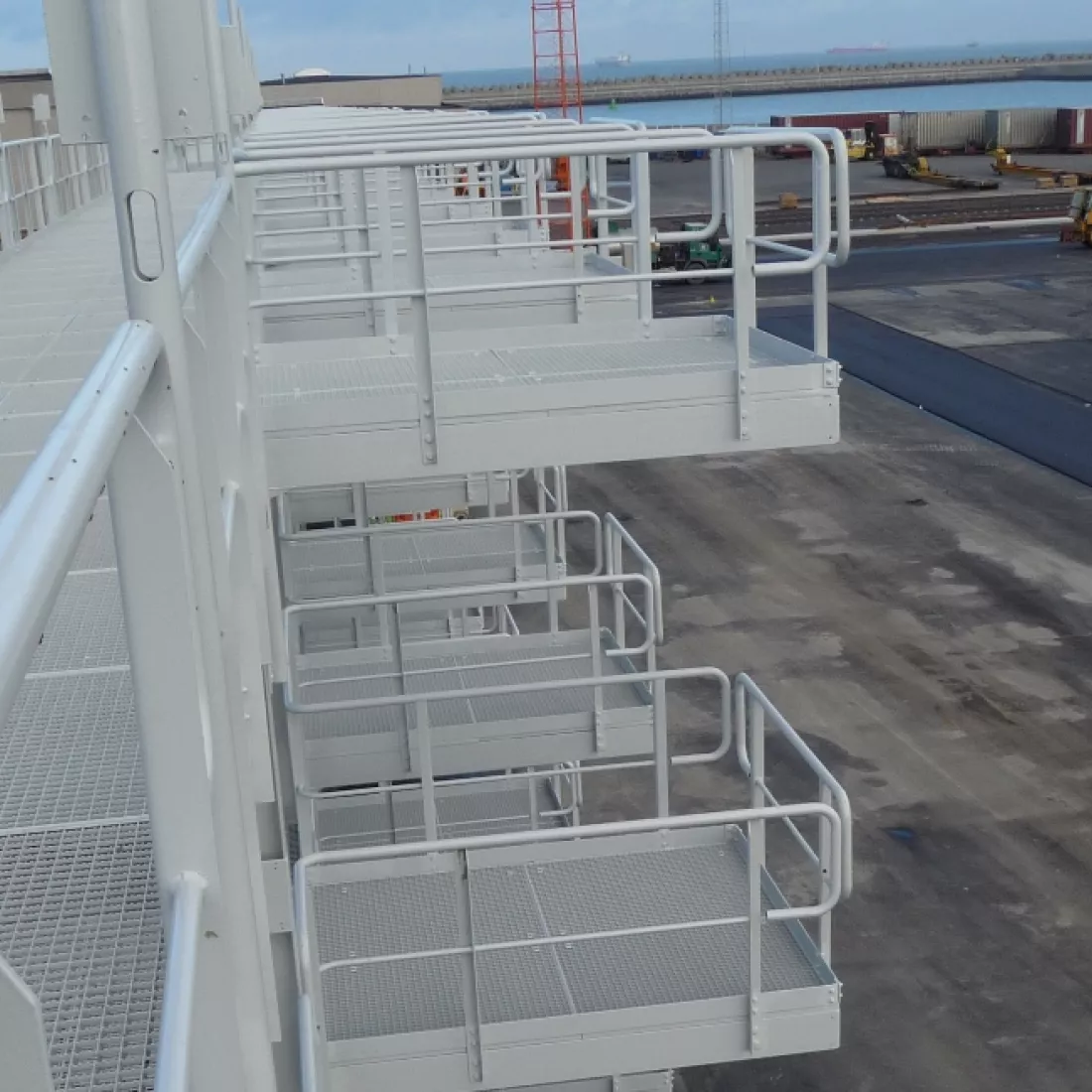 Bovenaanzicht staalstructuur Reefer Zeebrugge. De afbeelding is genomen vanaf de derde verdieping. Op elke verdieping zijn er vakken voor het opslagen van containers.