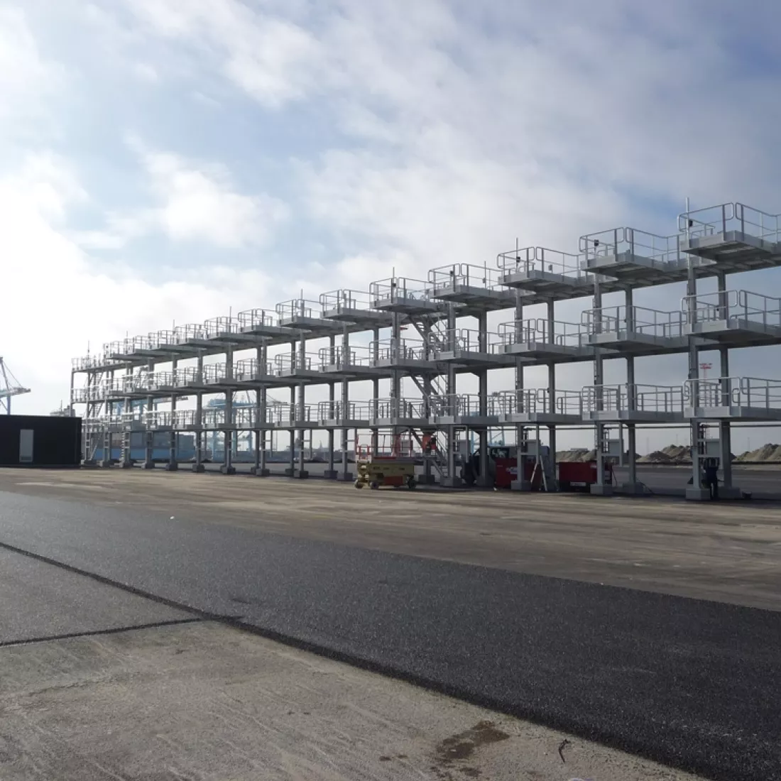 Staalstructuur Reefer Zeebrugge. De staalstructuur bestaat uit drie verdiepingen en vakken om containers in op te slagen.