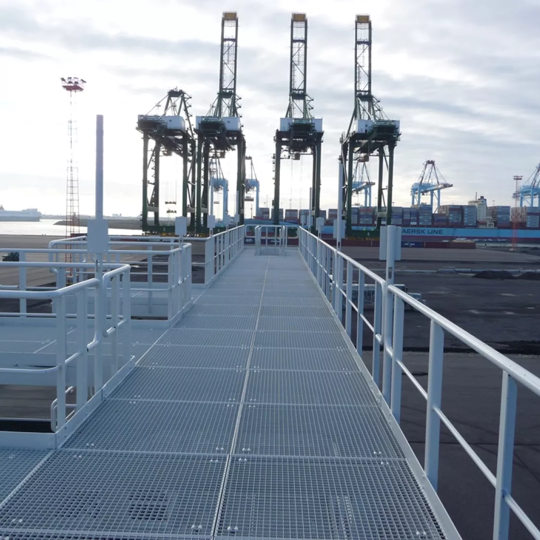 Staalstructuur Reefer Zeebrugge. De afbeelding is genomen vanaf de derde verdieping. Achter de staalstructuur bevinden zich havenkranen.