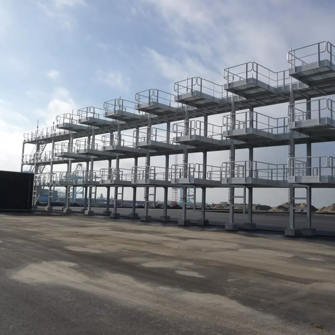 Staalstructuur Reefer Zeebrugge. Het bestaat uit drie verdiepingen. Het lijken balkons, maar het zijn eigenlijk vakken om containers op te slagen. 