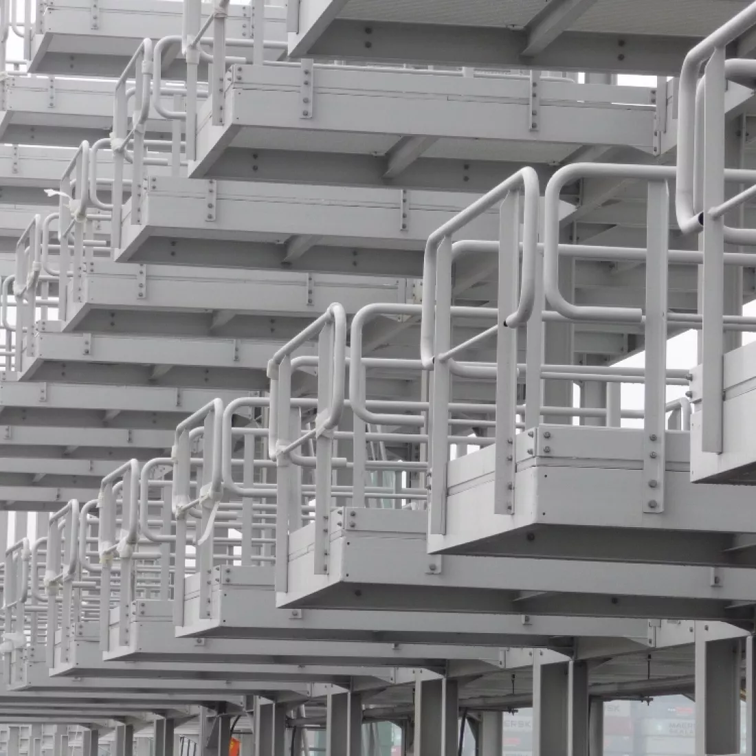 Close-up staalstructuur Reefer Zeebrugge. Het is een close-up van de vakken om containers in op te slagen.