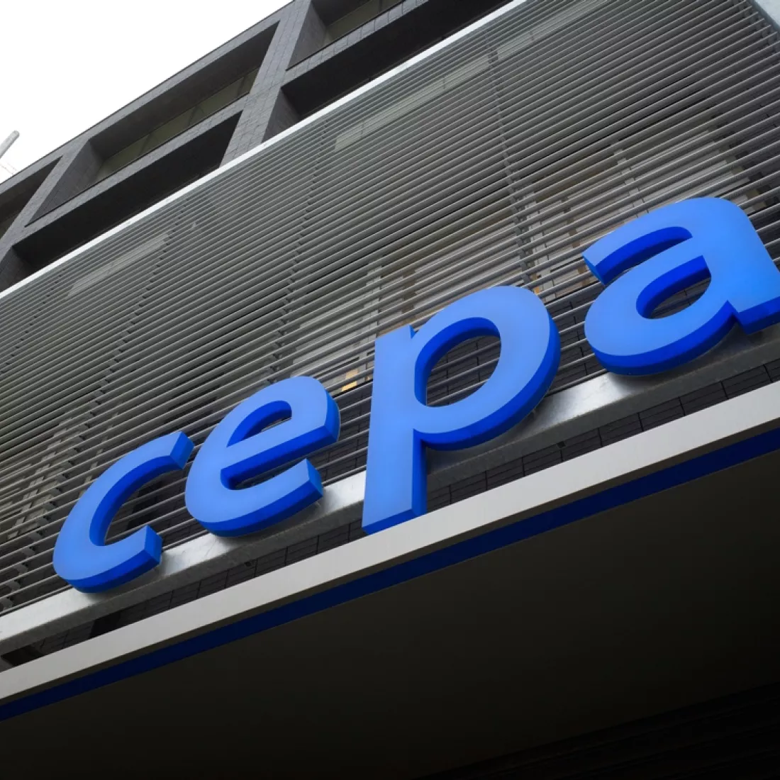 Close-up logo Cepa kantoor. Het logo is blauw en hangt boven de inkom.