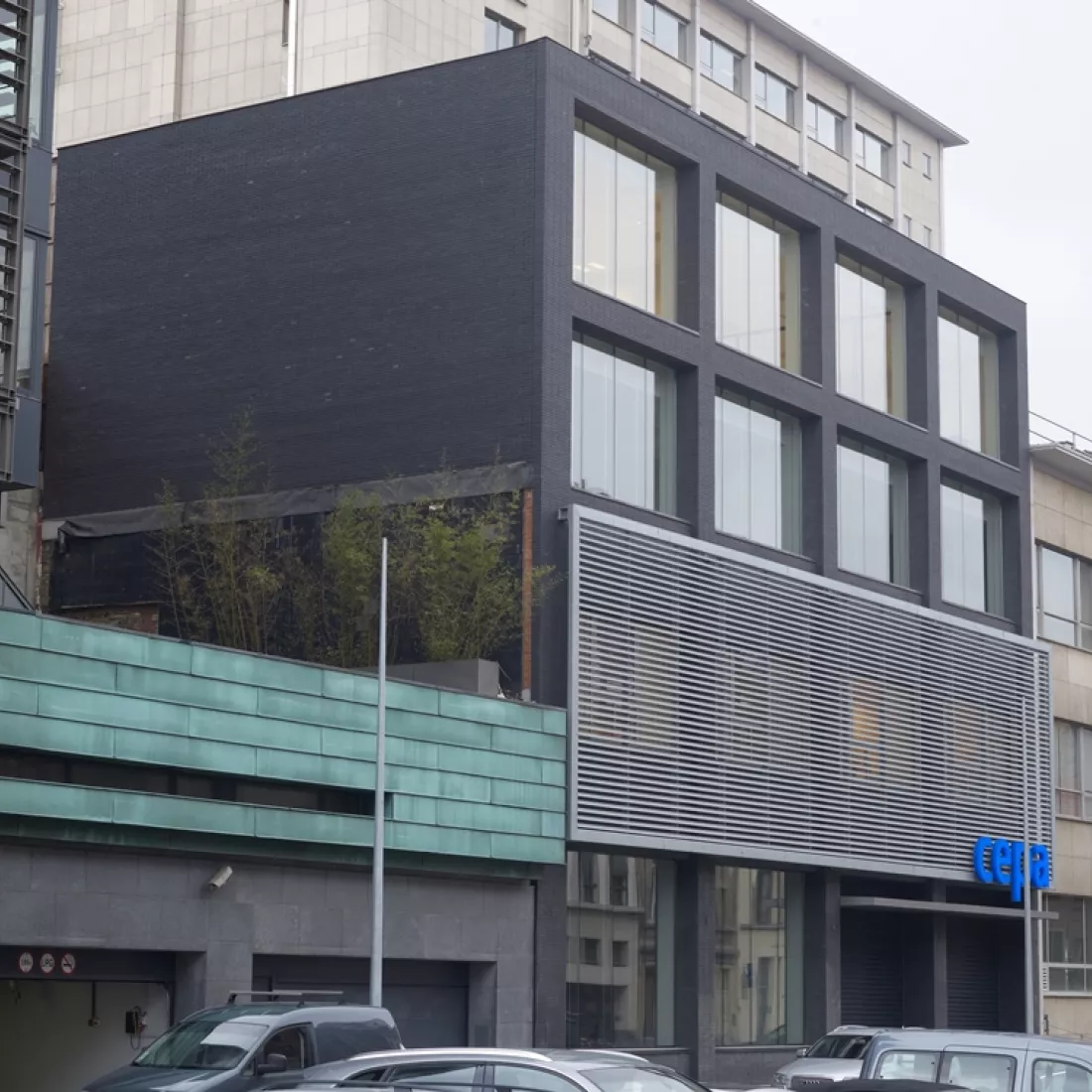 Zijaanzicht buitenkant kantoor Cepa. Het gebouw bestaat uit vier verdiepingen. Het gebouw bestaat uit een zwarte steen en heeft langs de voorkant veel grote ramen.
