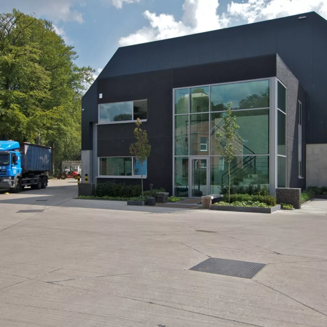 Vooraanzicht kantoorgebouw en opslagplaats GRSE. Het kantoorgebouw bevindt zich voor de opslagplaats.