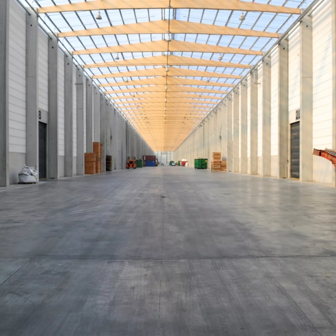 Binnenkant opslagplaats Scheldenatie. Het plafond bestaat uit lichtstraten en een houtstructuur. Er zijn zwarte poorten in de opslagplaats.