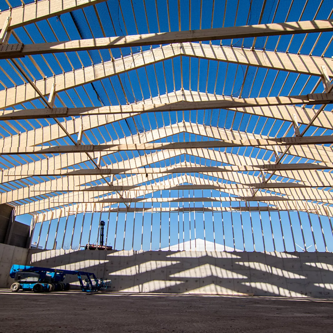 Bulkloods - Stukwerkers. De afbeelding is gemaakt tijdens de opbouw. Het plafond is opgebouwd met hout en de muren met beton en hout.