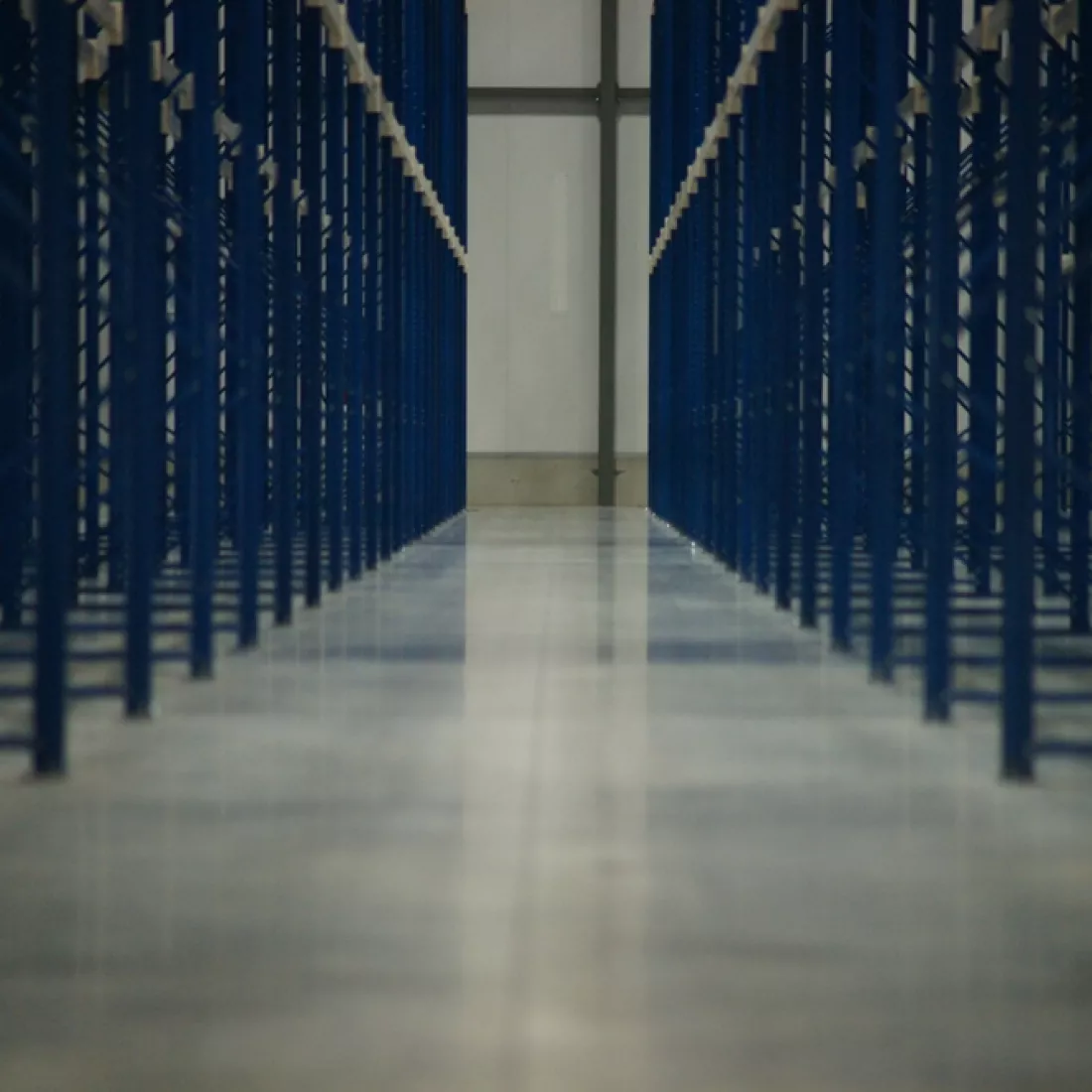 Close-up rij in distributiecentrum Miko. Zowel links als rechts staan er blauwe rekken.