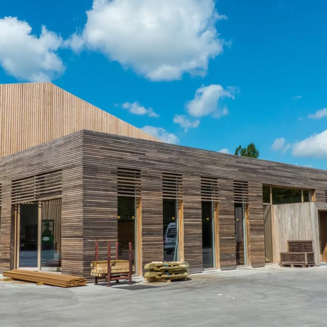 Kantoor - Houthandel Janssens. Het gebouw bevat enkele ramen en bestaat uit hout.