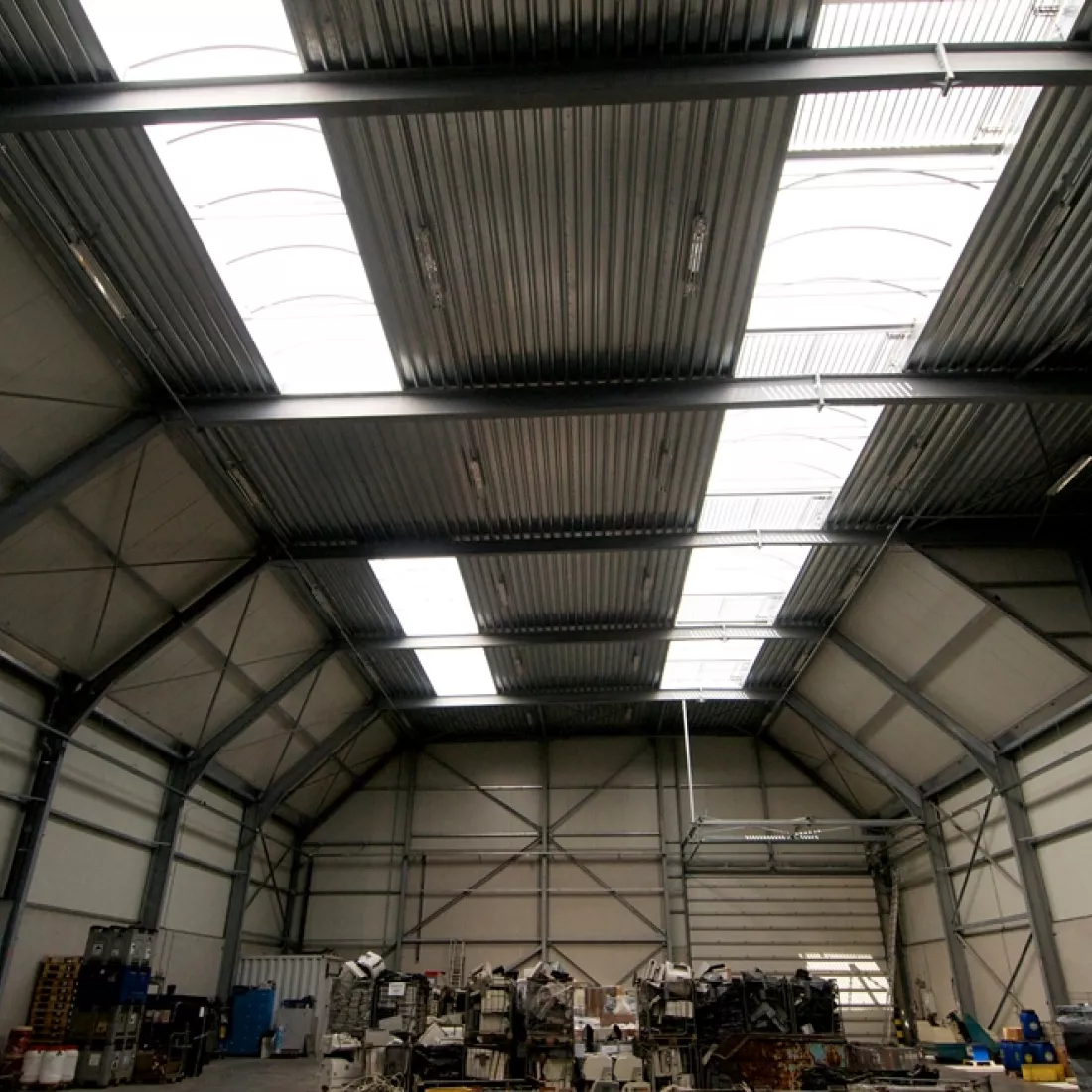 Binnenkant opslagplaats GRSE. De hal is opgebouwd met een staalstructuur. Het plafond bevat enkele lichtstraten.