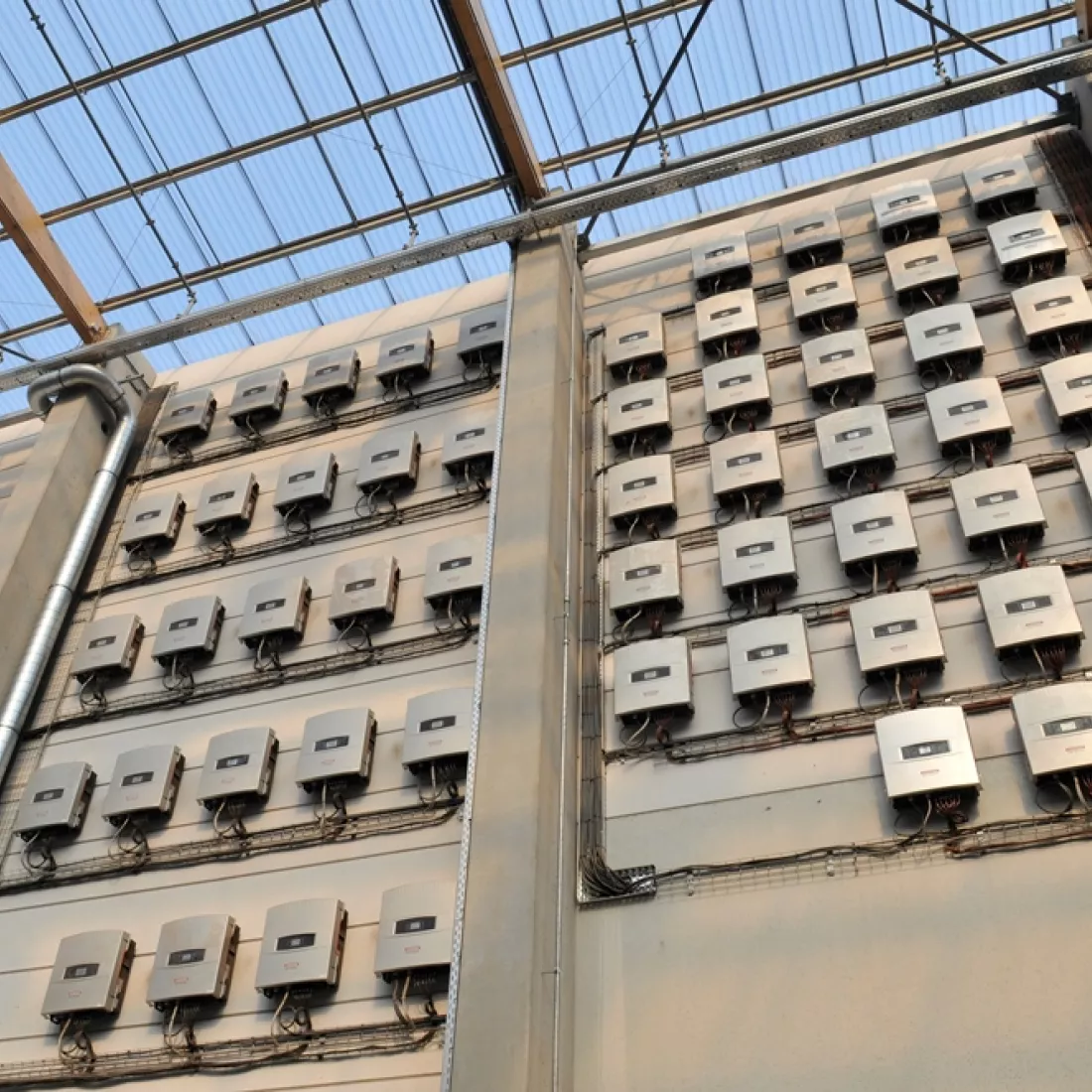 Binnenkant opslagplaats Scheldenatie. Het plafond bevat lichtstraten. Tegen de muur hangen verschillende materialen.
