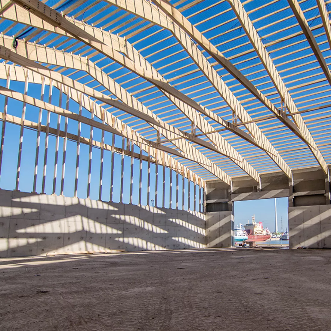 Bulkloods - Stukwerkers. De afbeelding is gemaakt tijdens de opbouw. Het plafond is opgebouwd met hout en de muren met beton en hout. De rechtermuur bevat links een opening voor bijvoorbeeld een poort.