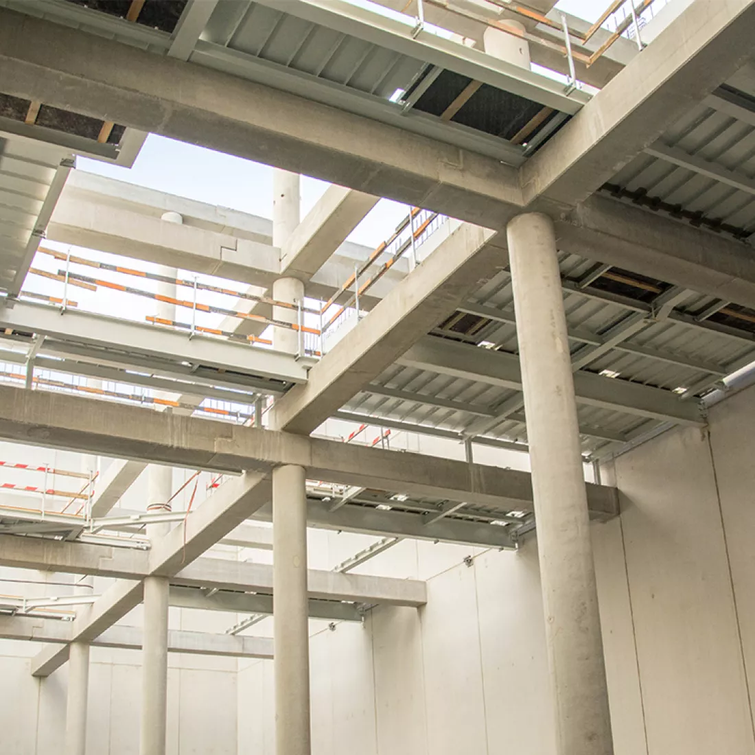 Opbouw nieuwbouw Milcobel. Op de afbeelding is er een duidelijke betonnen structuur binnen het gebouw.