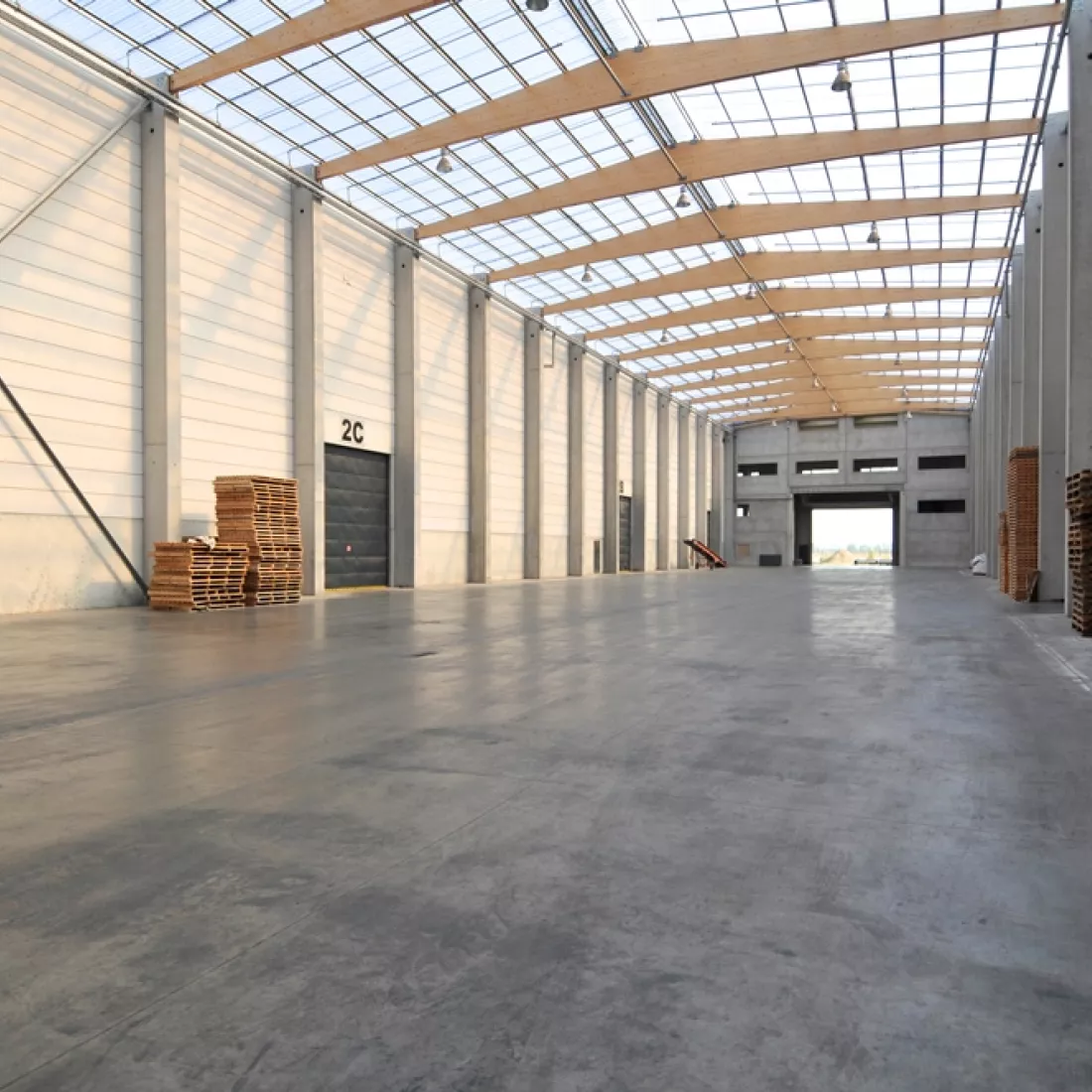 Binnenkant opslagplaats Scheldenatie. Het gebouw is opgebouwd met een combinatie van materialen zoals hout en beton. Het plafond bestaat volledig uit lichtstraten.
