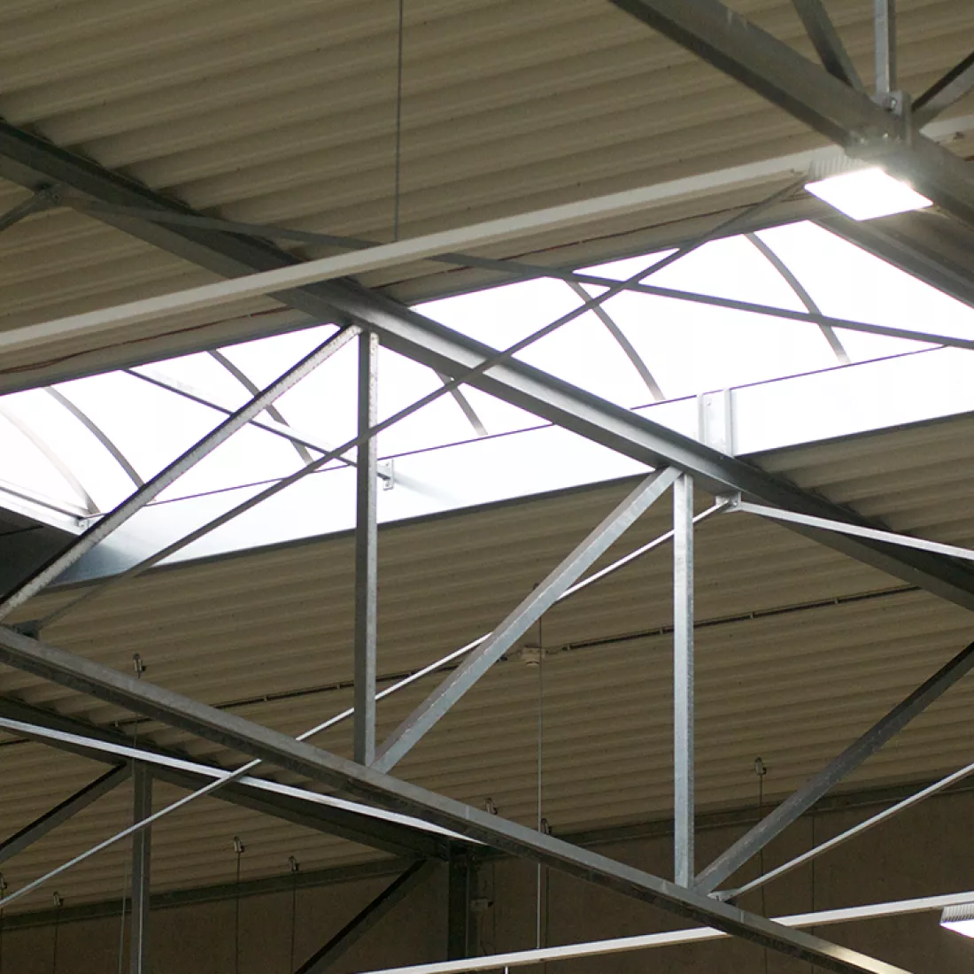 Close-up lichtstraat magazijn Saint Gobain.