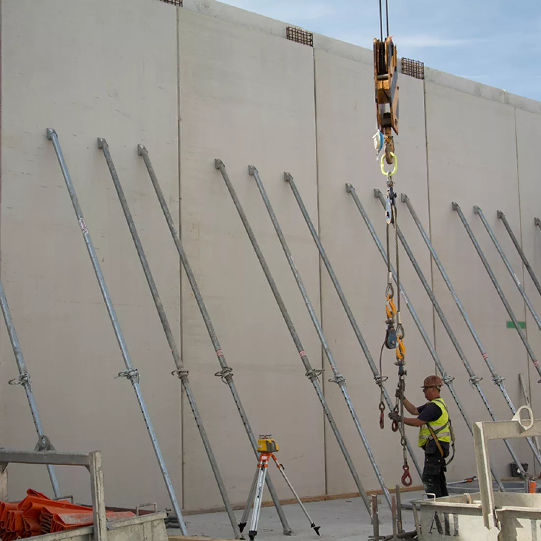 Opbouw nieuwbouw Milcobel. Op de afbeelding wordt de betonnen muur tegengehouden door ijzeren palen.