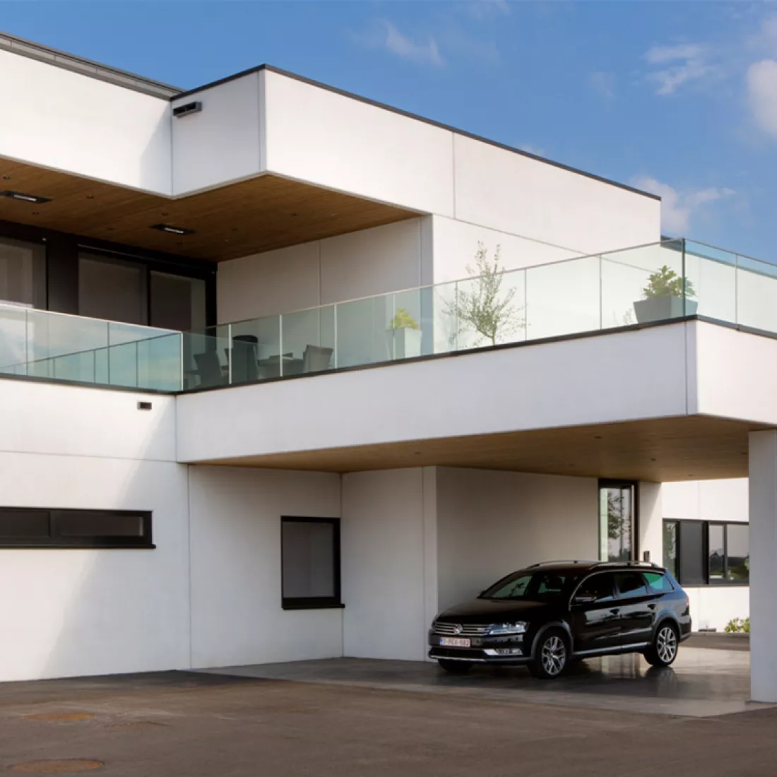 Zijaanzicht kantoor Van De Pol. Het kantoor bestaat uit twee verdiepingen. Het tweede verdiep bevat een balkon.