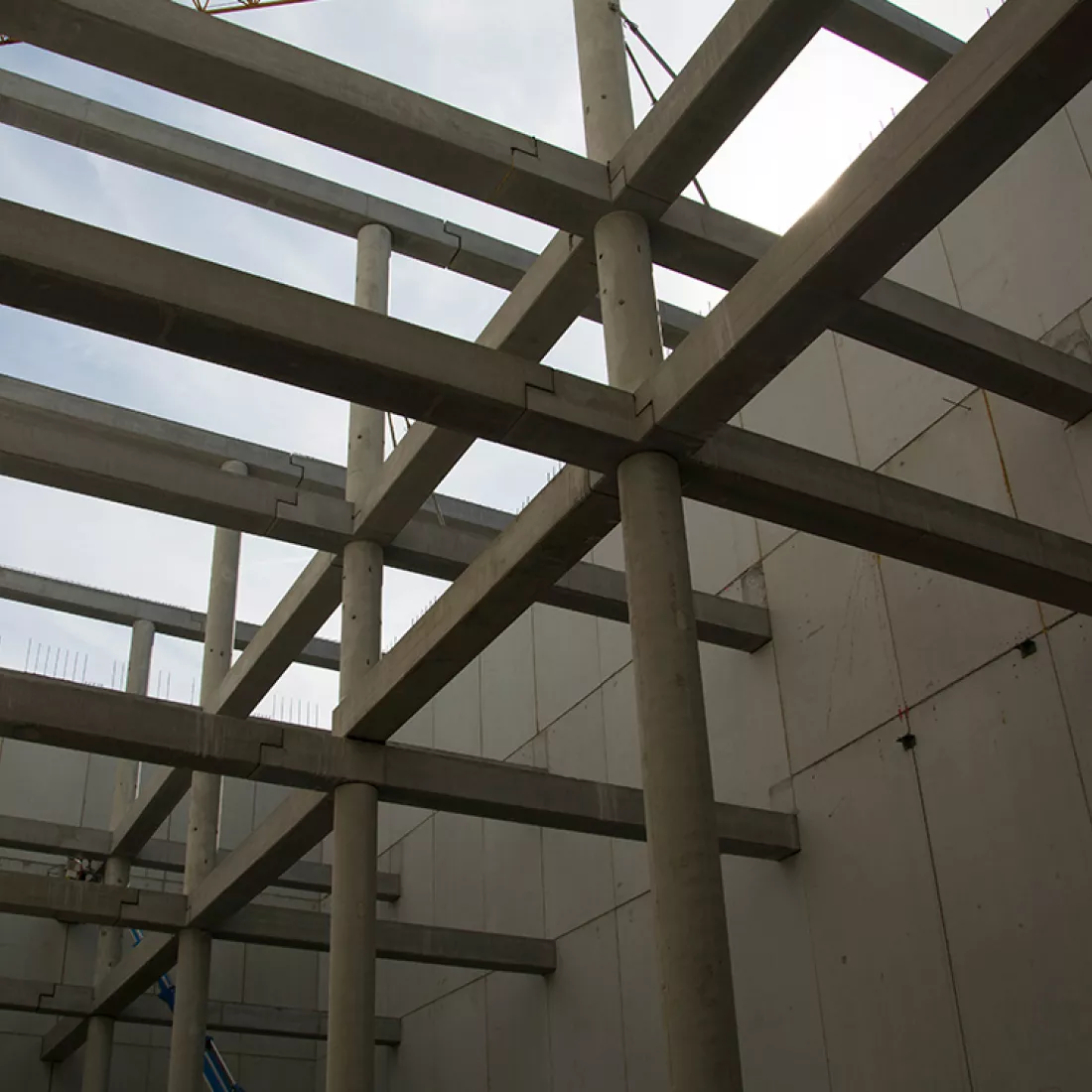 Betonstructuur nieuwbouw Milcobel. De afbeelding is langs de binnenkant genomen.
