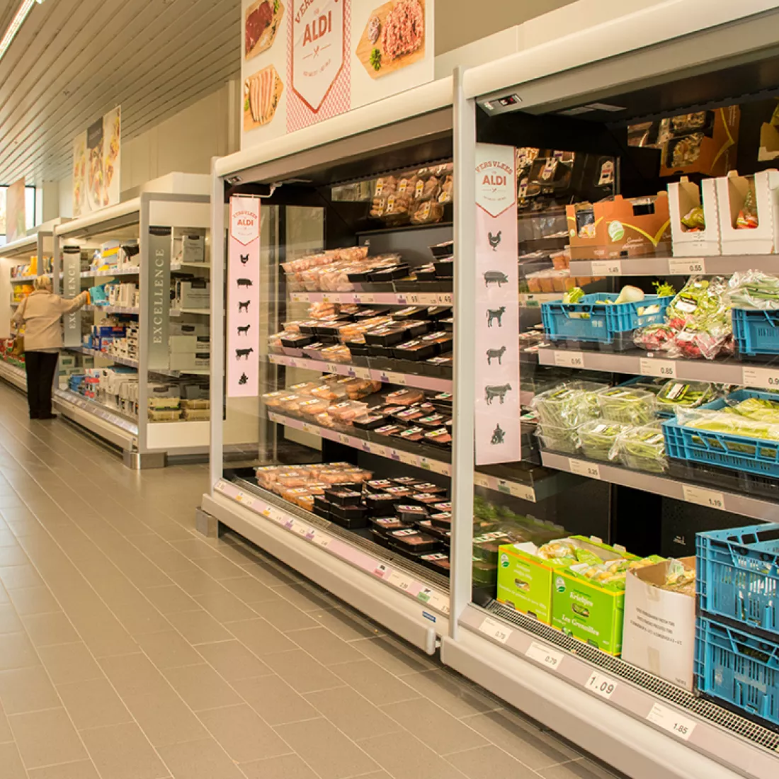Binnenkant Aldi. Rechts bevinden zich wandkoelingen waar producten fris gehouden worden.