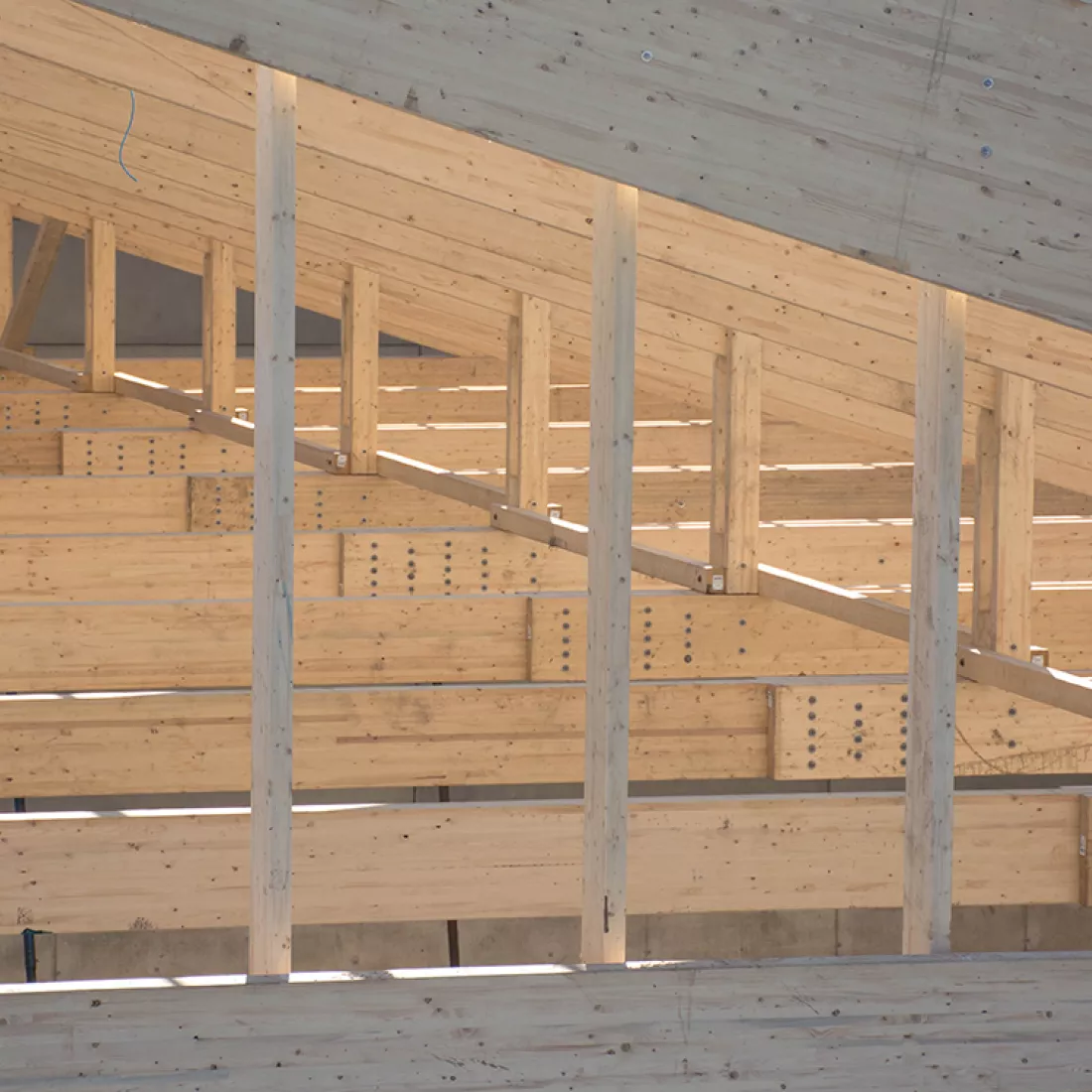 Close-up houtstructuur bulkloods - Stukwerkers. Het dak is opgebouwd met hout.
