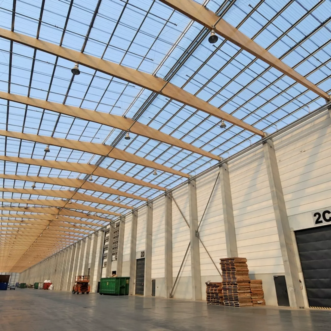 Binnenkant opslagplaats Scheldenatie. Het plafond bestaat uit lichtstraten en een houtstructuur. Er zijn zwarte poorten in de opslagplaats.