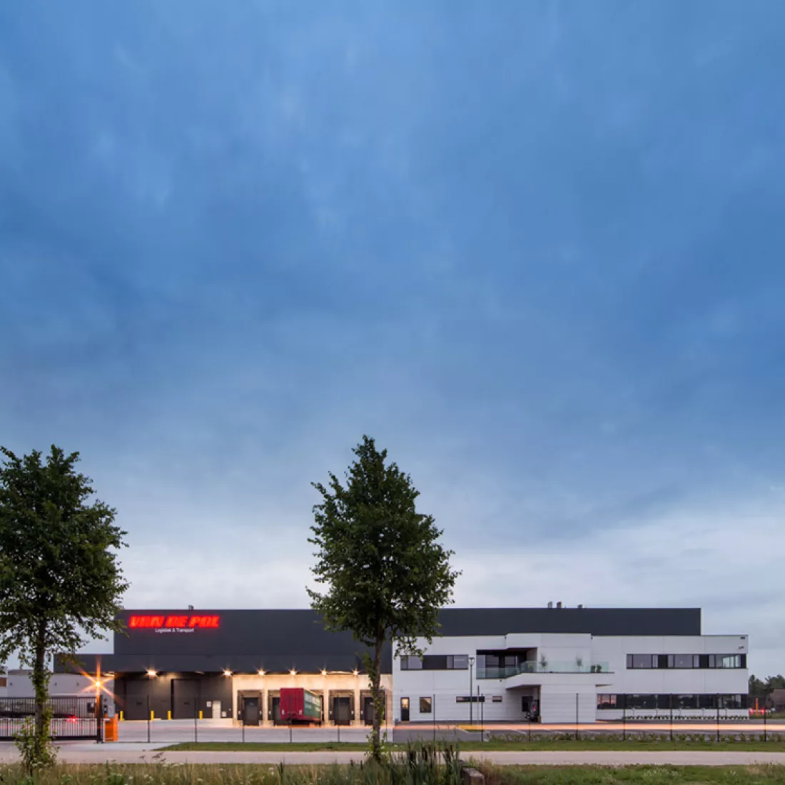 Vooraanzicht Van De Pol. Rechts bevindt zich het kantoor met daarachter en links het magazijn. Het magazijn bevat laadkades.