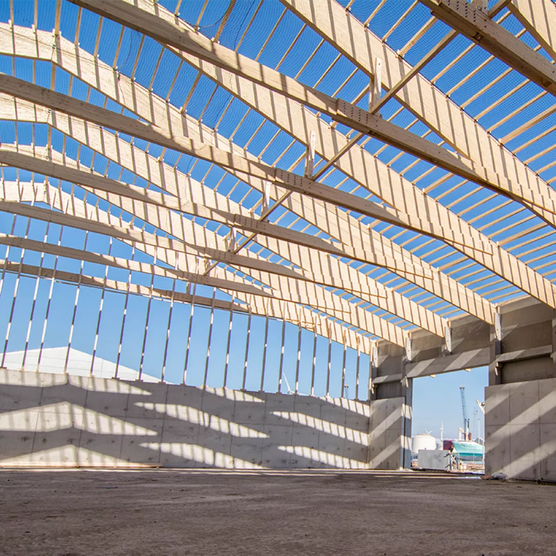 Bulkloods - Stukwerkers. De afbeelding is gemaakt tijdens de opbouw. Het plafond is opgebouwd met hout en de muren met beton en hout.