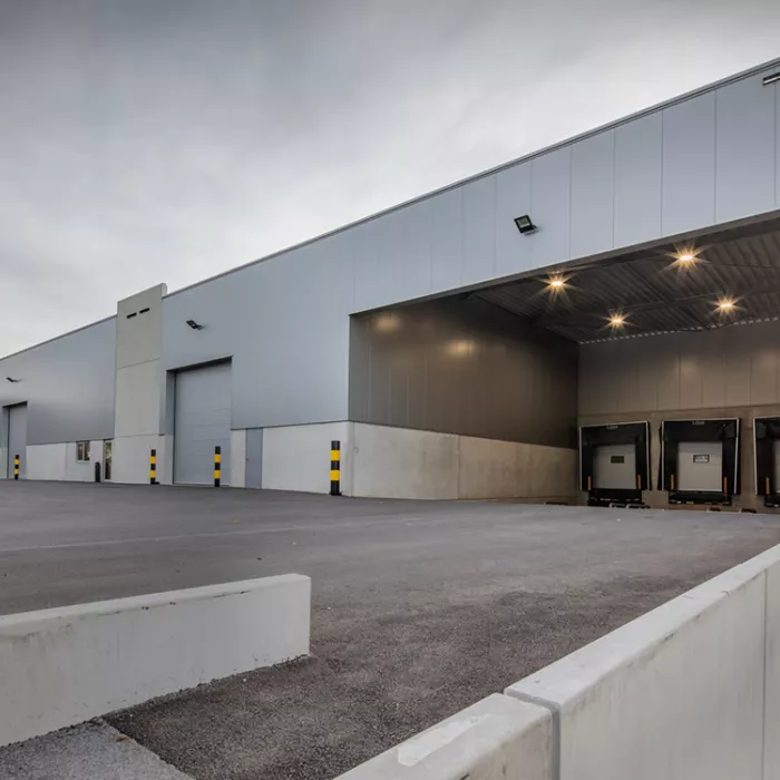 Buitenkant magazijn Corpack met een dock voor het laden en lossen van vrachtwagens.