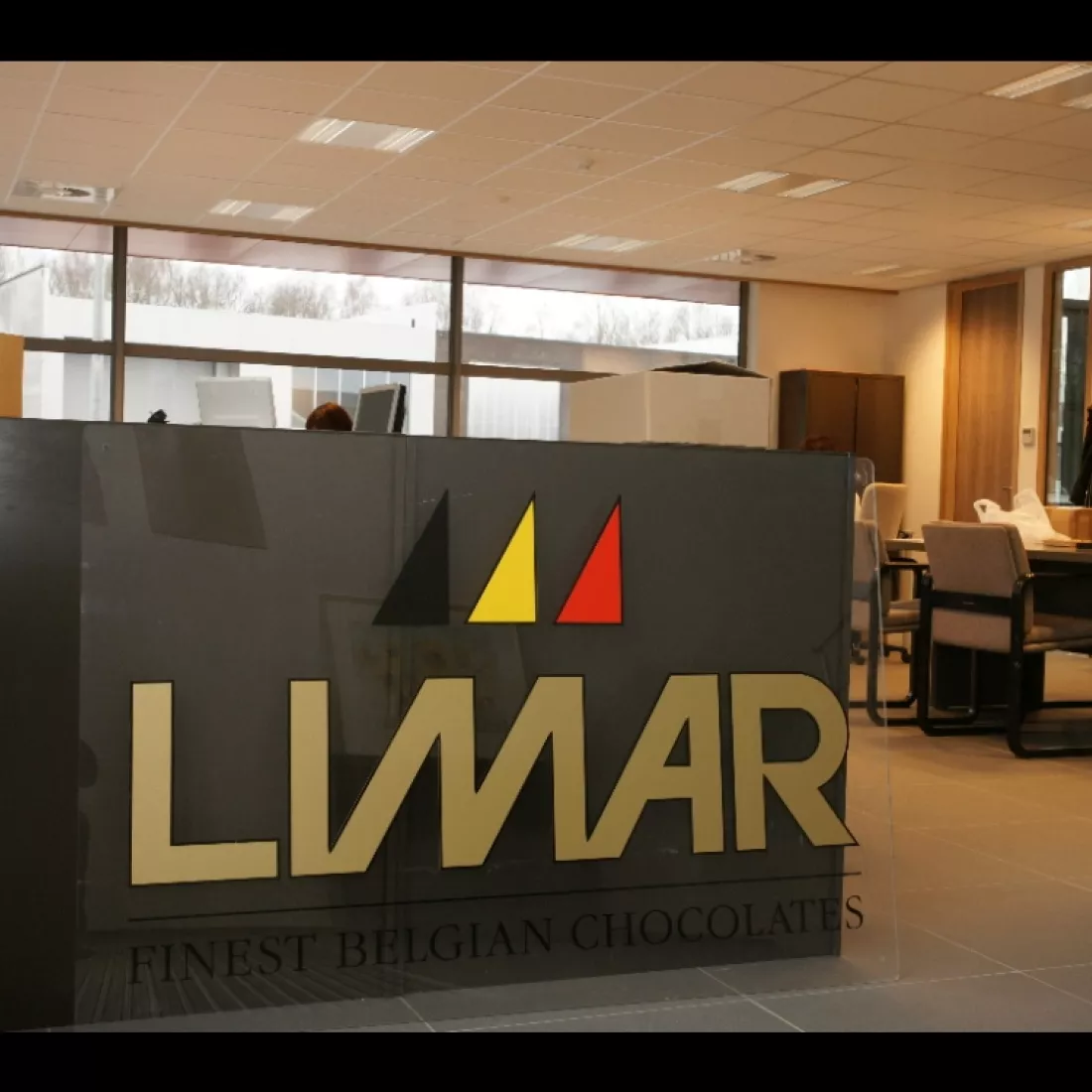 Binnenkant kantoorruimte Limar. In het kantoor staat een glazen plaat met het logo.