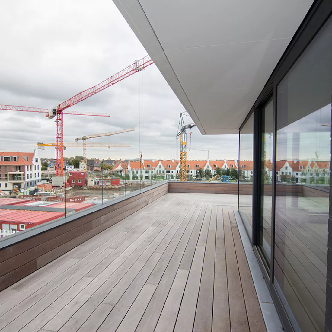 Balkon appartement Duin & Water shops. Balkon appartement Duin & Water shops. Het balkon heeft een glazen railing.