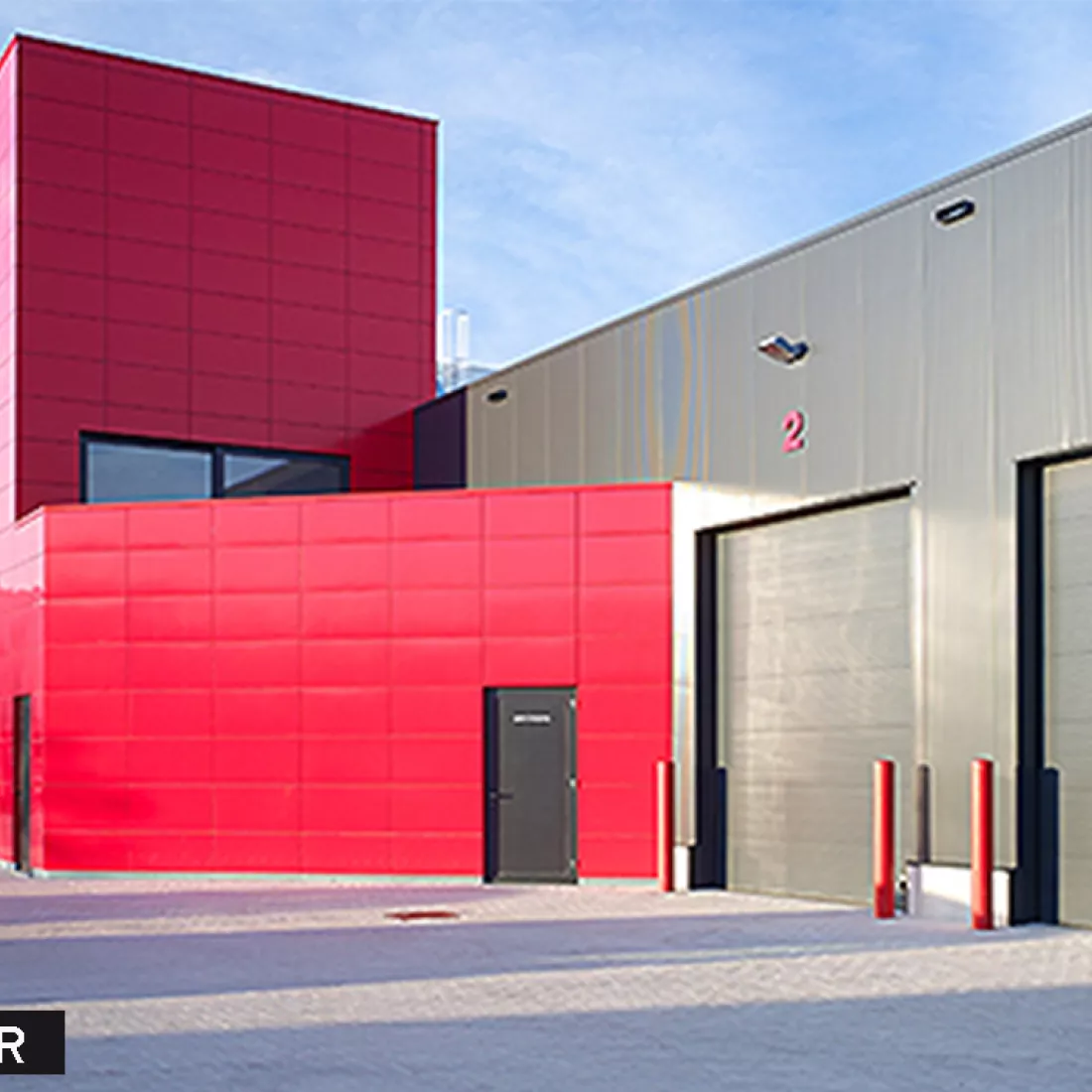 Zijaanzicht werkgebouw DIBO. Het gebouw bestond eerst uit rode tegels. De afbeelding is dus een before.