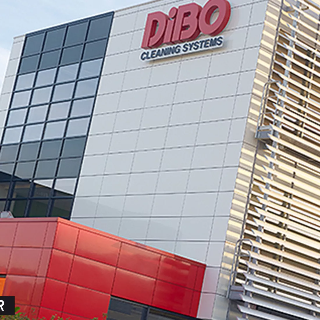 Zijaanzicht werkgebouw DIBO voor renovatie gevel. De eerste verdieping bevat rode tegels. Bovenaan het gebouw hangt het logo van DIBO.