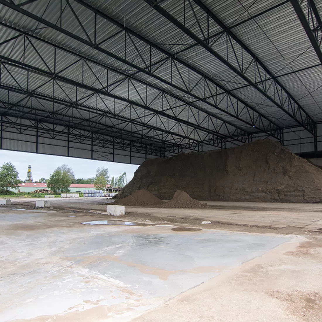 Luifel kleihal Floren. De afbeelding is genomen onder de luifel. Er ligt een berg klei achteraan.