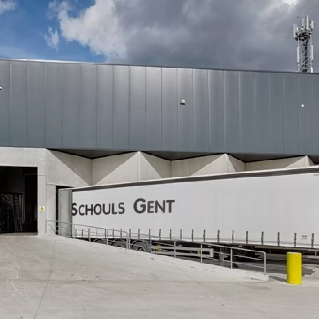 Vooraanzicht transitmagazijn Transuniverse. Onderaan is er een dock voor het laden en lossen van vrachtwagens.