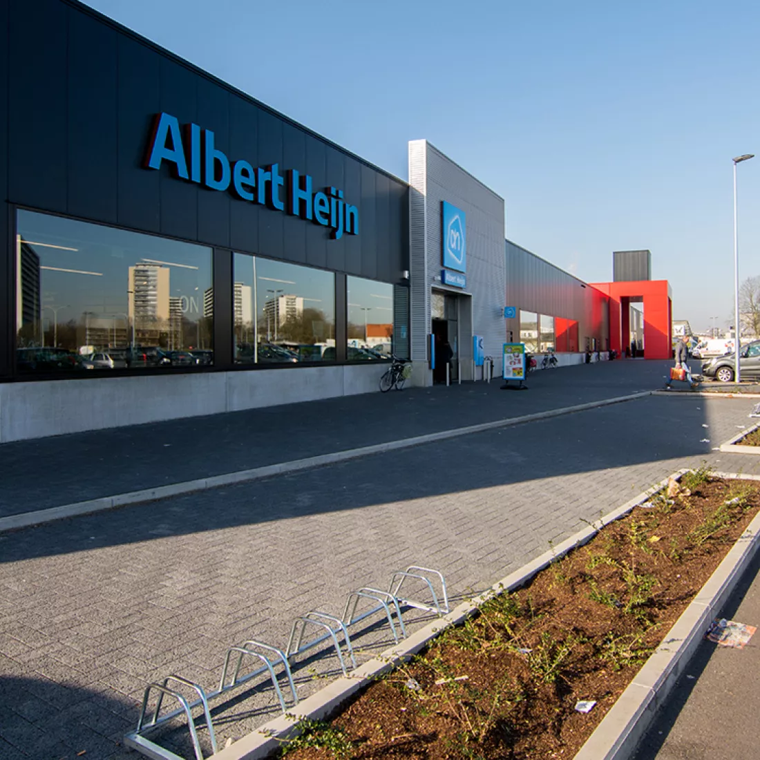 Handelsruimten Immo Euro - Albert Heijn. De letters van Albert Heijn en het logo hangen bovenaan tegen het gebouw. De winkel bevat enkele ramen.
