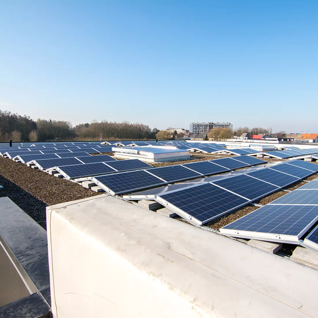 Bovenaanzicht handelsruimten Immo Euro. Op het dak liggen zonnepanelen.