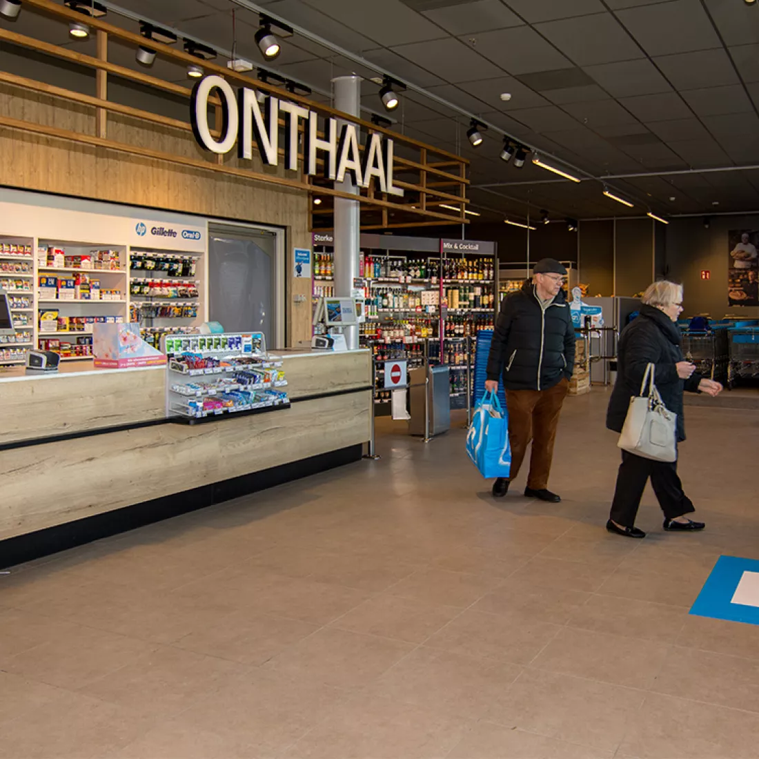 Binnenkant Albert Heijn - handelsruimten Immo Euro. Links bevindt zich het onthaal. Het onthaal bevat een balie.