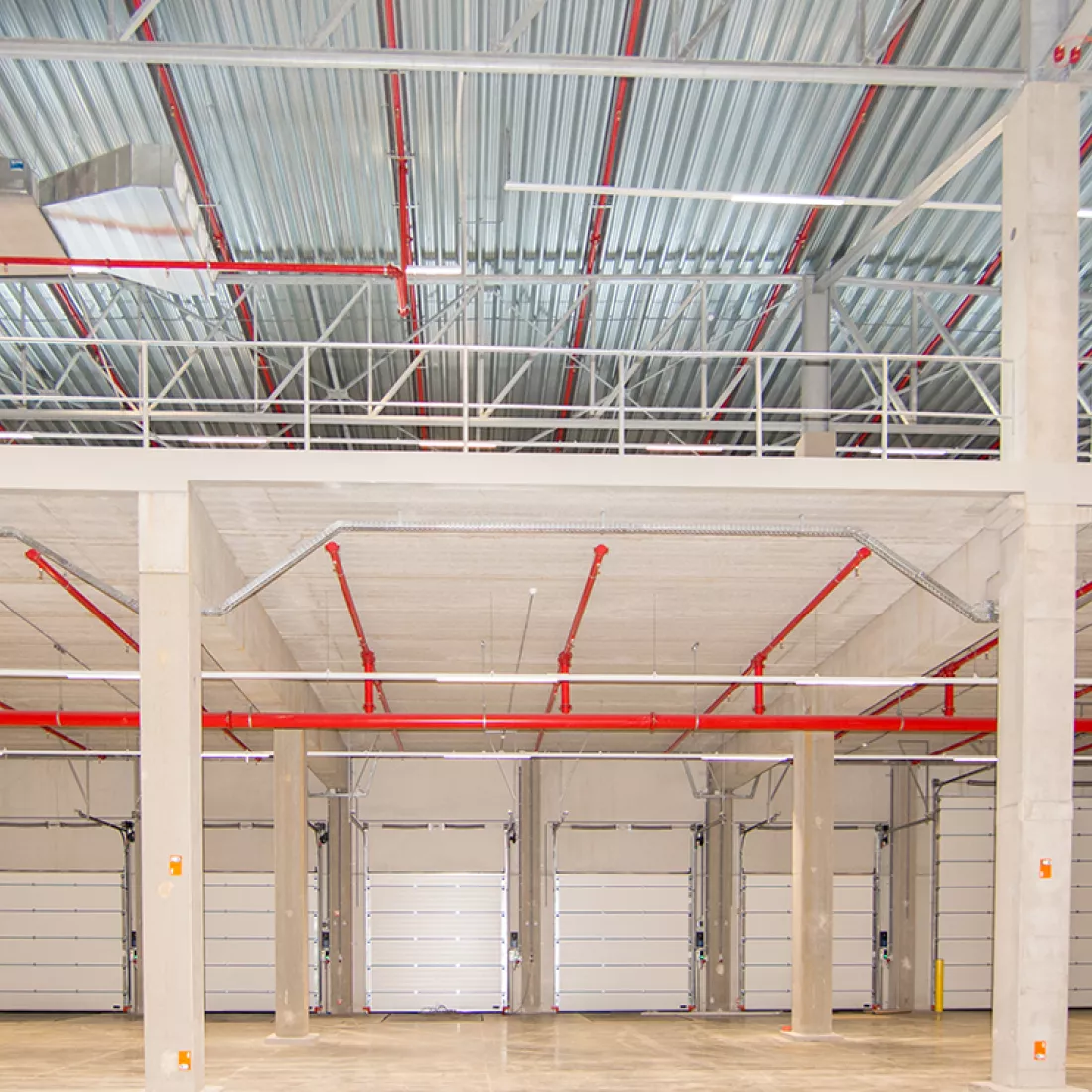Binnenkant dock - Keetberg Logistics Center. Langs binnen zijn de poorten wit. Boven het dock bevindt zich een tweede verdieping.