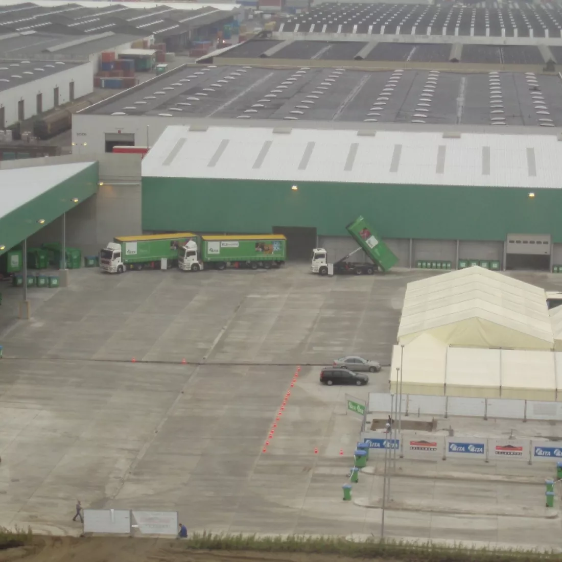 Bovenaanzicht productieruimte en opslagplaats Sita Recycling Services. De kleur van de gebouwen is grijs en groen.