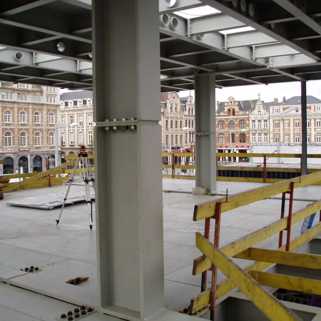 Kantoor KBC Leuven in opbouw. Deze afbeelding is vanaf een hoger verdiep gemaakt. Hierbij is de staalstructuur duidelijk zichtbaar.