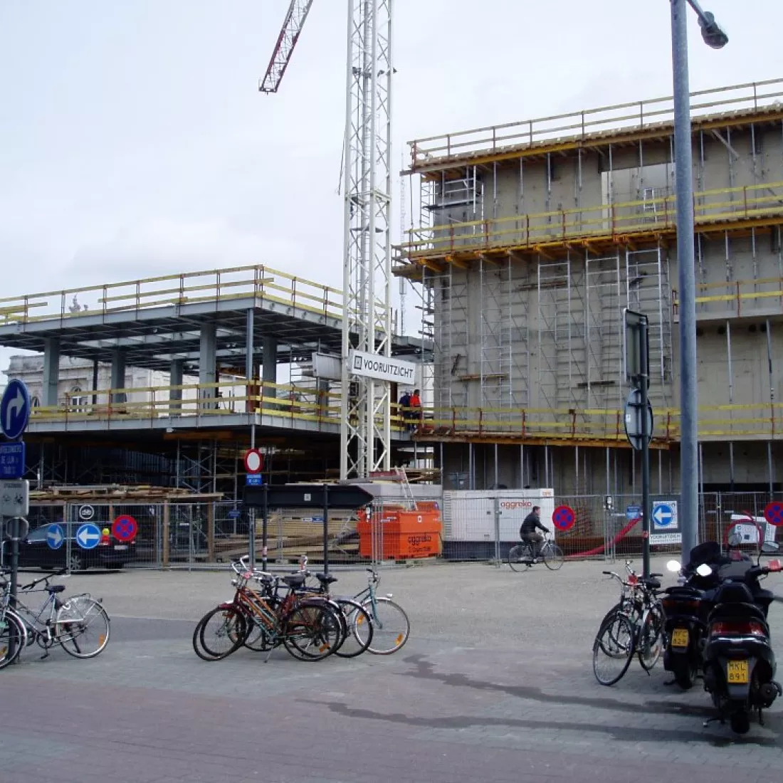 Zijaanzicht kantoor KBC Leuven in opbouw. Het gebouw is opgebouwd met staal.