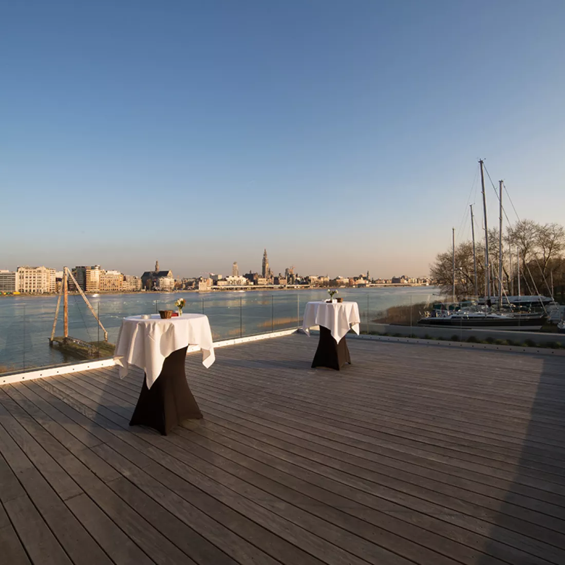 Balkon Royal Yacht Club België. Vanaf het balkon heb je zicht op de Schelde. Het balkon heeft een glazen railing.