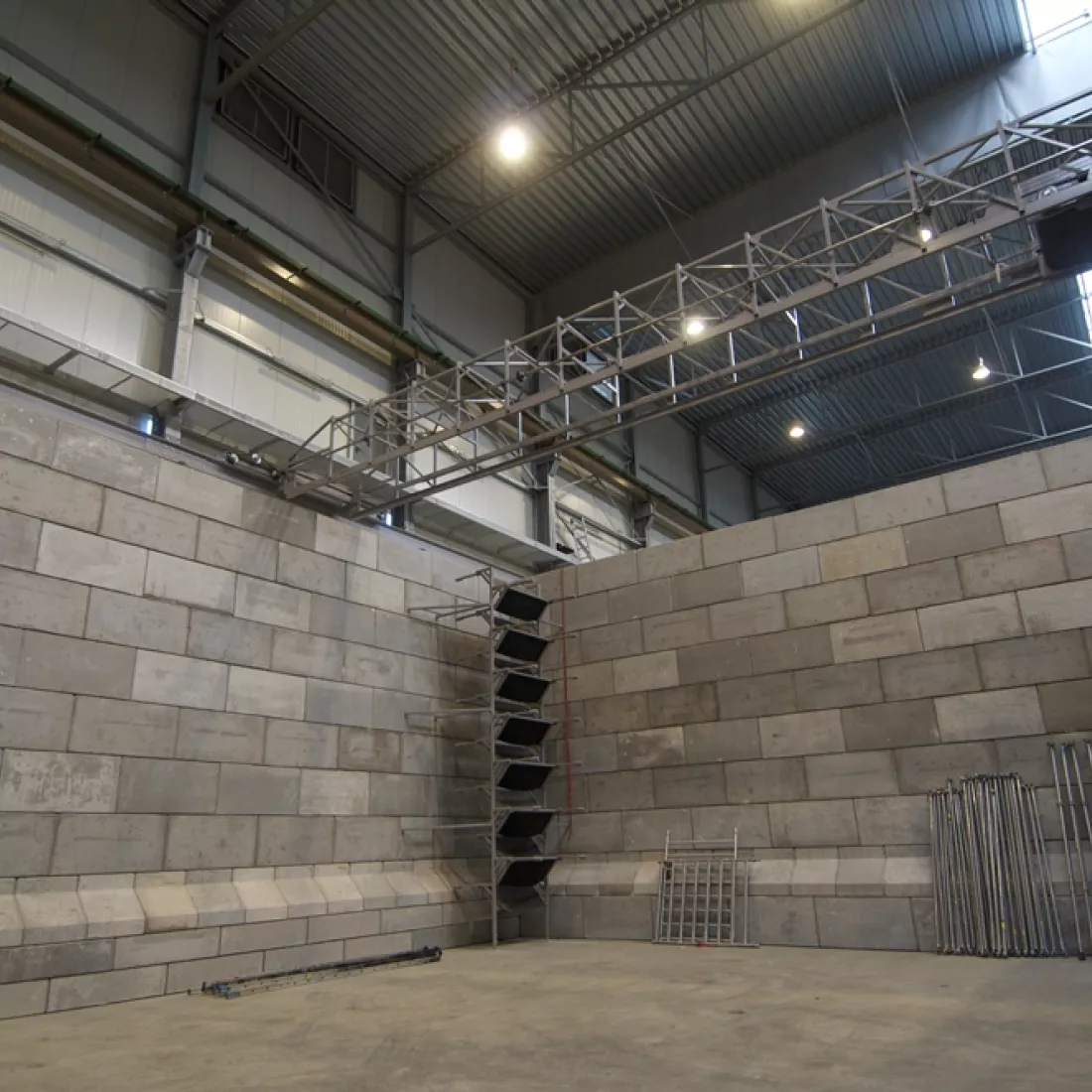 Binnenkant bulkmagazijn Vollers. Een afgebakende ruimte met betonblokken. Het magazijn is gebouwd met staal.