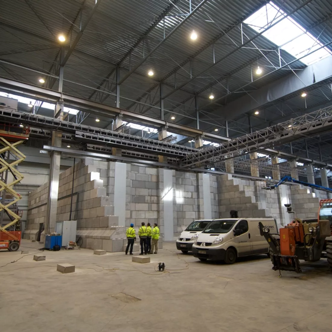 Binnenkant bulkmagazijn Vollers. Er zijn vakken afgebakend met betonstenen.