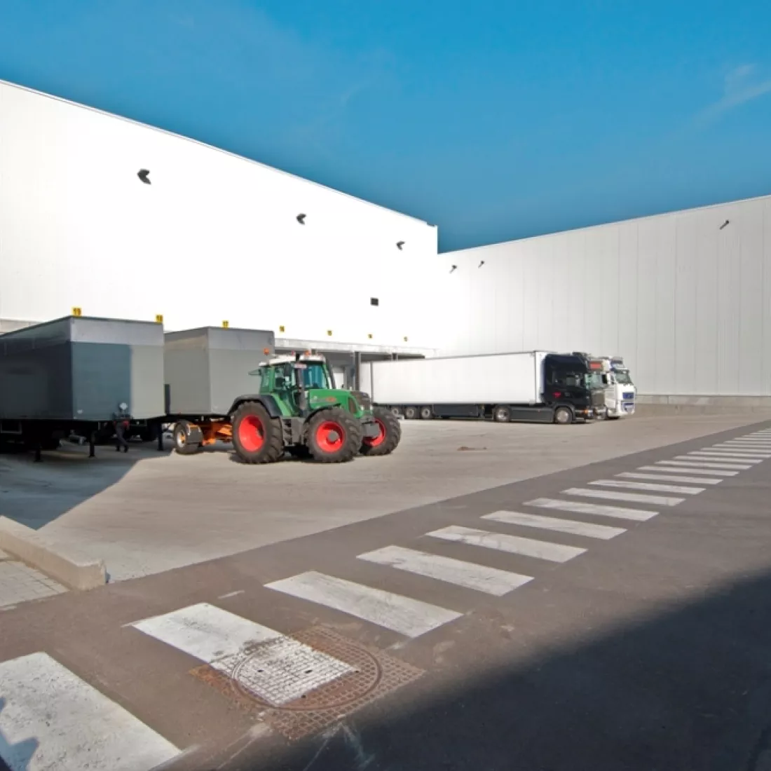Dock van koelloodsen EFP. Dit is voor het lossen en laden van vrachtwagens. Het gebouw is opgebouwd met staal.
